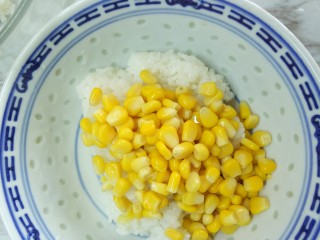 5、金枪鱼三色饭团,取适量寿司米饭拌入玉米粒