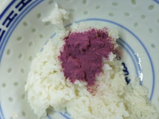 6、金枪鱼三色饭团,拌入紫薯粉