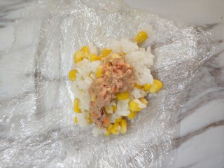 7、金枪鱼三色饭团,保鲜膜叠三层，放入米饭，中间放入金枪鱼，