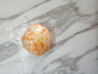 9、金枪鱼三色饭团,捏实一些，团成圆子，