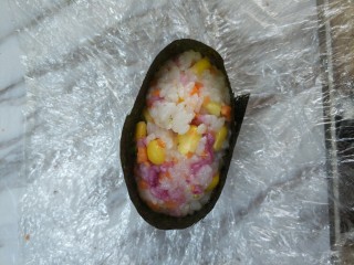 12、金枪鱼三色饭团,海苔剪成条，围边，上面放一些金枪鱼沙拉，鹅肝酱，鱼子酱都可以，馅料可以随意