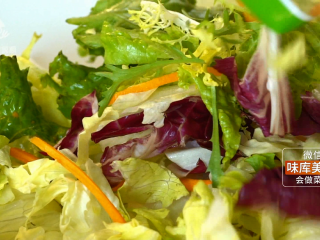 5、深夜便利店-深夜开会沙拉,碗中放适量蔬菜