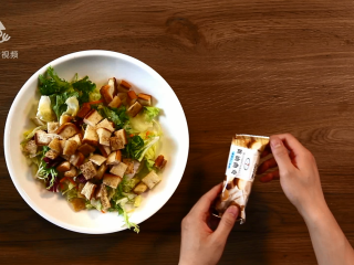6、深夜便利店-深夜开会沙拉,加入面包块