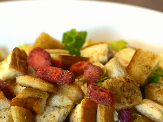 8、深夜便利店-深夜开会沙拉,一包草莓脆片