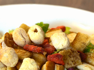 9、深夜便利店-深夜开会沙拉,一包荔枝脆片