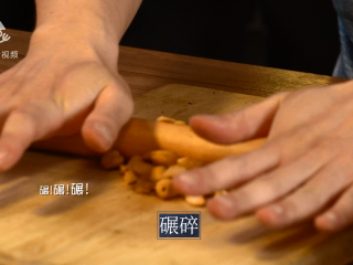 11、深夜便利店-深夜开会沙拉,适量腰果碾碎