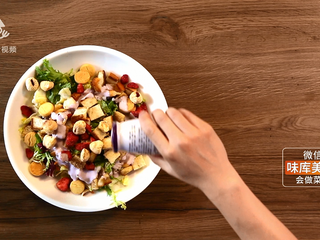 10、深夜便利店-深夜开会沙拉,两瓶蓝莓酸奶