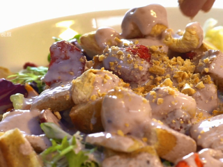 12、深夜便利店-深夜开会沙拉,洒在沙拉上