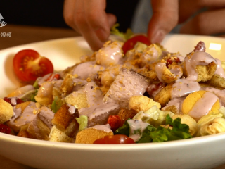 13、深夜便利店-深夜开会沙拉,圣女果切半装盘