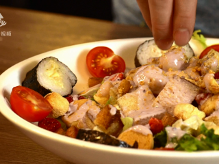 14、深夜便利店-深夜开会沙拉,寿司卷切片装盘