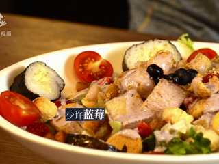 15、深夜便利店-深夜开会沙拉,最后放少许蓝莓