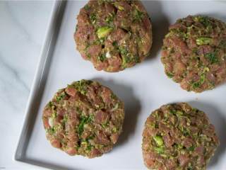 1、香辣金枪鱼汉堡,切好大葱，香菜(2 汤匙), 姜, 和泰国番椒 (1)。捣碎牛油果(1/2)。磨碎长叶莴苣(1 1/4 杯)，切开大蒜瓣。