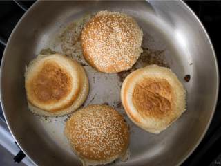 4、香辣金枪鱼汉堡,将碗中的材料分成4个大小相等的量，揉成1英寸厚的馅饼。包上放在冰箱里20分钟，或者可以长达2个小时。