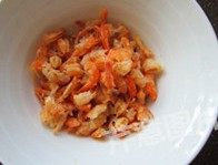 3、自制XO酱,海米用温水泡软洗净，捞出沥干水分备用（如果海米个头较大可以将其掰碎，如果是小海米就用整个的）