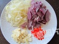 5、自制XO酱,洋葱切细丝，大蒜切片，小米椒切圈，备用