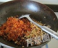 11、自制XO酱,下入炒过的干贝丝和榨菜丝，煸炒均匀