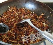 12、自制XO酱,下入1大勺蚝油和1大勺生抽