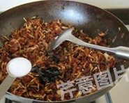 13、自制XO酱,再加入1大勺白糖，继续煸炒