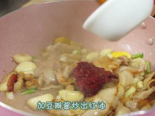 8、干锅千页豆腐,油脂基本都渗出的时候加入豆瓣酱，炒出红油