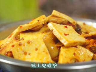 12、干锅千页豆腐,然后放到电磁炉上小火慢煮干锅，
