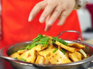 13、干锅千页豆腐,撒上葱段和白芝麻就可以开吃啦~~