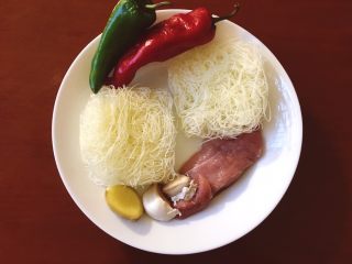 1、肉末粉丝煲,将瘦肉，粉丝，姜，蒜，红椒青椒准备好