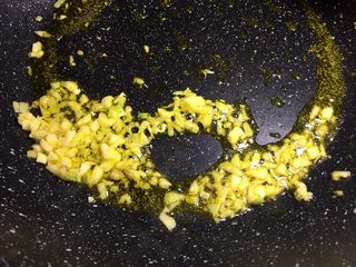 2、肉末粉丝煲,将大蒜姜洗净切末，锅里放油，油热后放入爆香