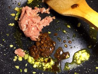 3、肉末粉丝煲,放一勺自制豆瓣酱，将瘦肉剁碎放入肉末翻炒
