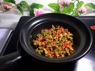 5、肉末粉丝煲,准备一个煲，辣椒变色后将所有材料放入煲中