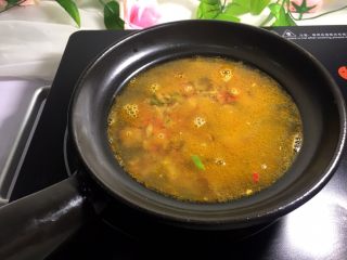 6、肉末粉丝煲,在煲中加入水盖过肉末，超出2指甲高度即可。差不多500ml水