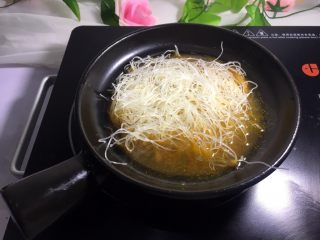 7、肉末粉丝煲,粉丝提前用温水浸泡，将泡软的粉丝放入煲中