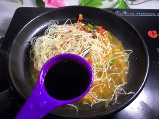 8、肉末粉丝煲,用筷子将粉丝搅散，放入一勺生抽