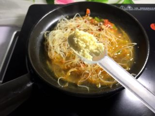 9、肉末粉丝煲,放入一勺鸡精调味