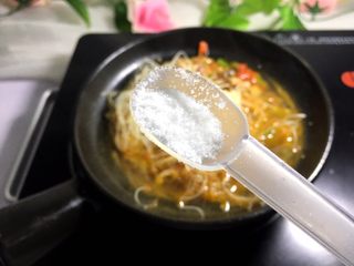 10、肉末粉丝煲,放半勺盐放入煲中调味