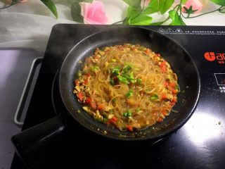 12、肉末粉丝煲,在水快要炖干时撒上葱花