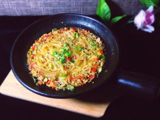 13、肉末粉丝煲,一直炖干水分，这时的粉丝充分根根入味了关火