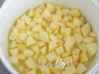 4、苹果酱,把苹果丁放煮锅，放一点点儿水（以盖住锅底为宜）