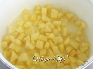 6、苹果酱,把苹果煮软