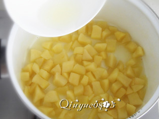 7、苹果酱,煮到黏稠了加点柠檬汁煮