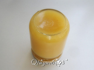 11、苹果酱,盖上盖子，倒扣（给瓶盖消毒）。冷却后放冰箱储存。