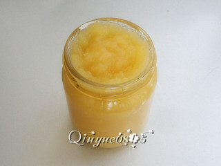 10、苹果酱,趁热把果酱放到瓶子里