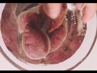 1、#甜味#香蕉紫薯卷,紫薯洗净泥土，沥干水分后去皮