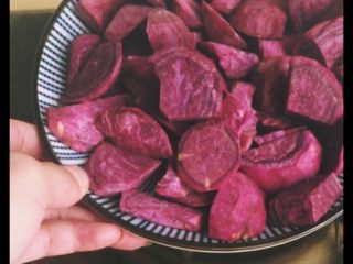 3、#甜味#香蕉紫薯卷,把紫薯放在蒸锅中，大火煮开后再煮十分钟左右