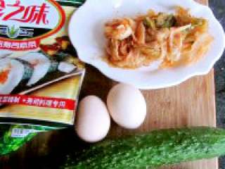 1、紫菜泡菜包饭,准备好所有的食材。