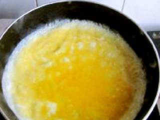 4、紫菜泡菜包饭,锅洗净再加少许油，倒入加盐搅拌的蛋液摊成蛋皮。