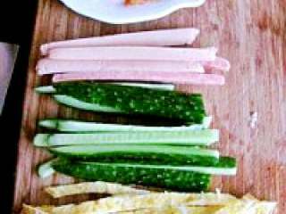 5、紫菜泡菜包饭,火腿肠，黄瓜，鸡蛋皮全部切条。