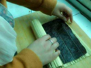 8、紫菜泡菜包饭,开始卷起。