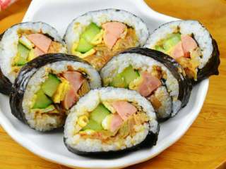 9、紫菜泡菜包饭,然后切块即可食用。