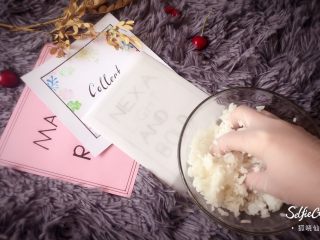 2、寿司????版的欢乐颂五美,手套上沾点水，开始搅拌，让寿司醋和米饭拌匀备用