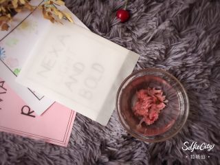 5、寿司????版的欢乐颂五美,盐渍樱花泡在清水中脱盐，取一朵把茎捏短